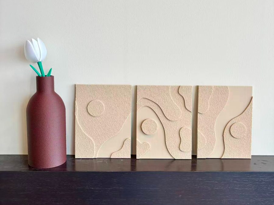 Vase et tableaux abstraits