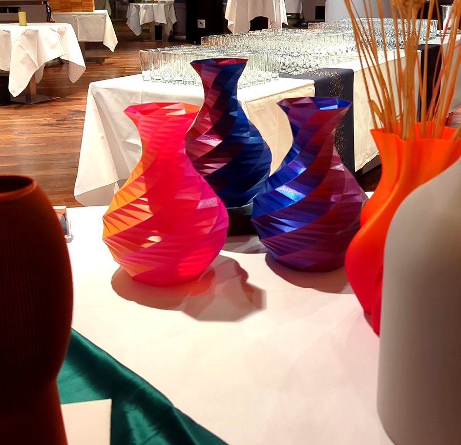 Vases colorés en réception