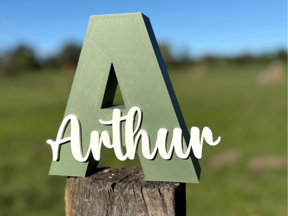 Lettre A avec prénom Arthur imprimée en 3D vert extérieur