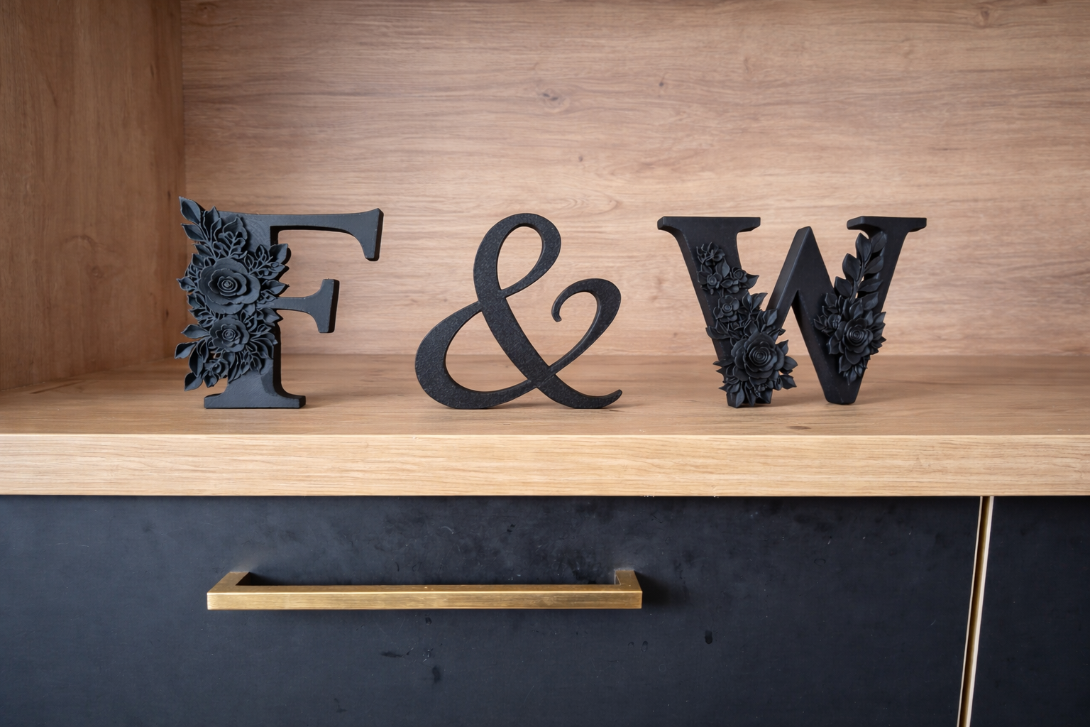 Lettres F et W décorées de fleurs imprimées en 3D noir mat