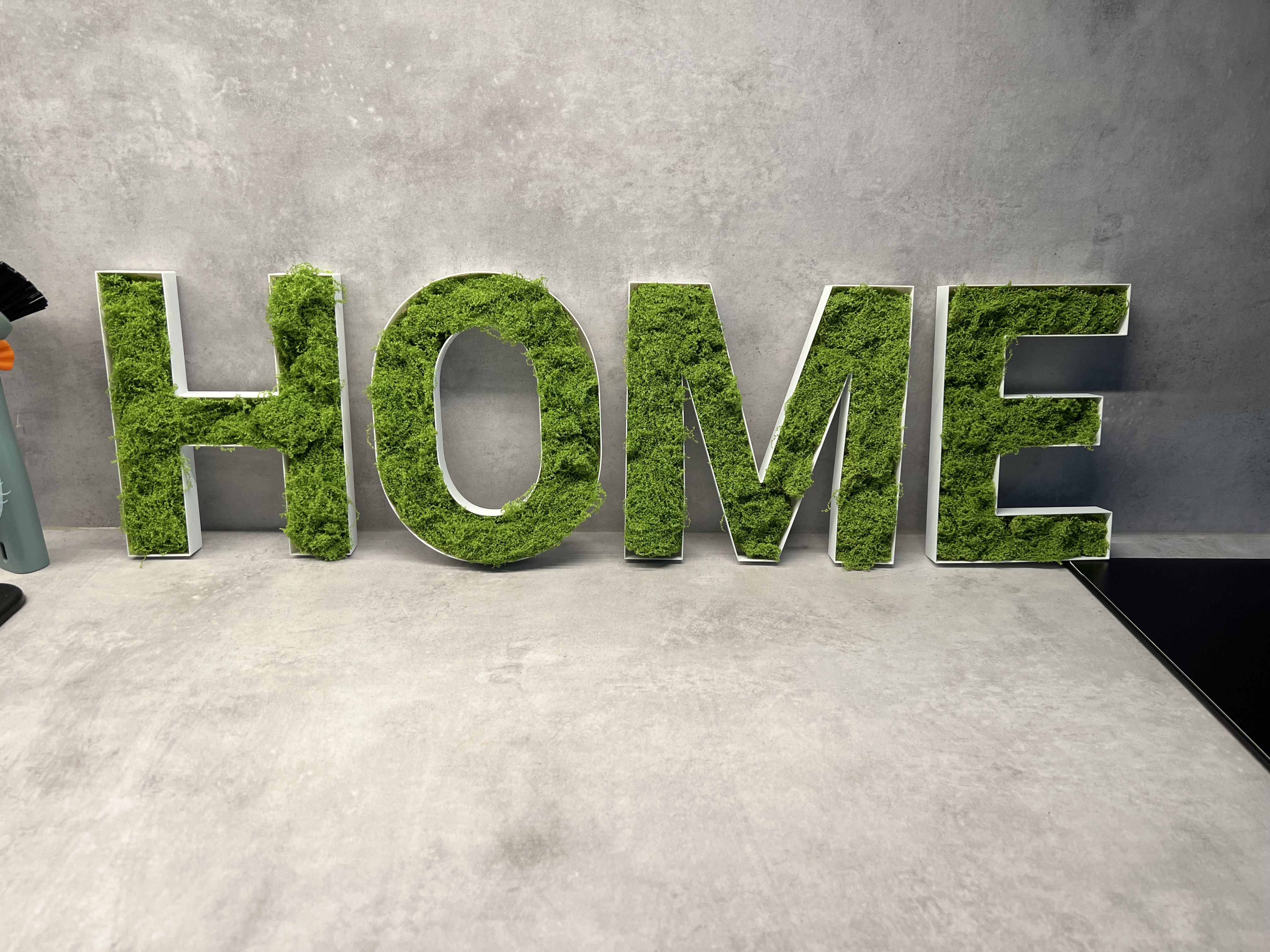 Lettres HOME remplies de mousse végétale imprimées en 3D