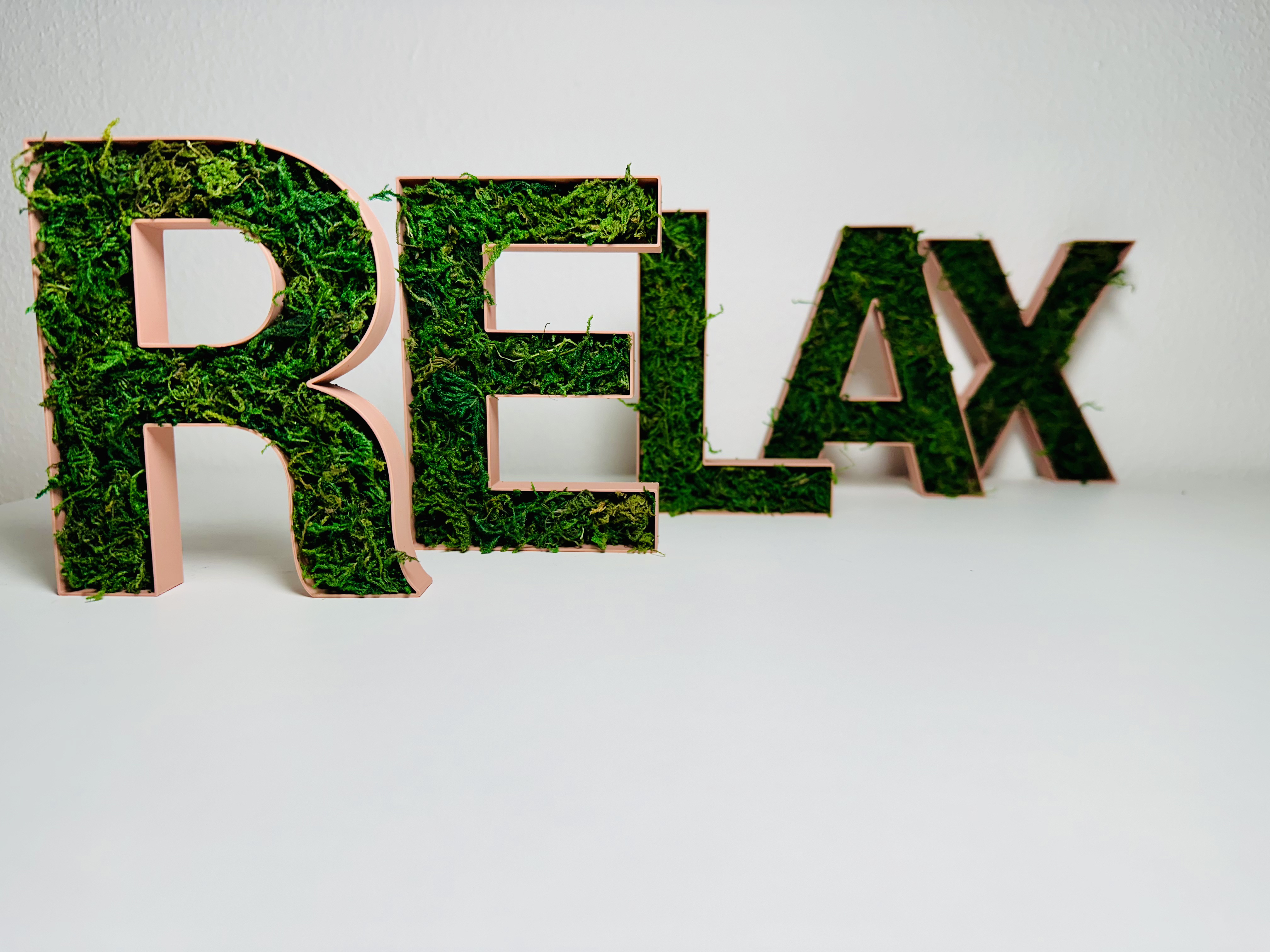 Lettres RELAX remplies de mousse végétale imprimées en 3D